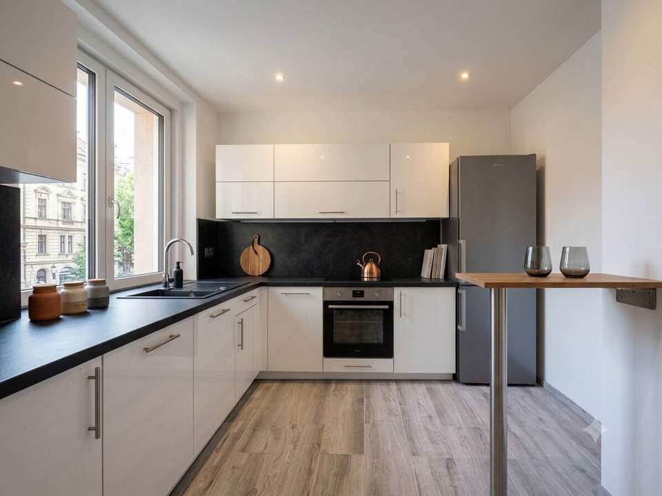 TOP-INVESTMENT (55 m²) nahe U1: Vollsanierter Erstbezugs-Traum im 3. Liftstock – Moderne Wohnküche, Parkblick & getrennt begehbare Zimmer!