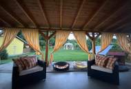 ZWEI WOHNHÄUSER - TRAUMHAFTER BUNGALOW UND KLEINES SOMMERHAUS SAMT PARKÄHNLICHEM GARTEN MIT HERRLICHEM ALTBAUMBESTAND
