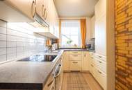 Stilvolles Ein- Zweifamilienhaus mit Doppelgarage und großen Garten