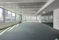 Modernes Büro mit Balkon im Saturn Tower