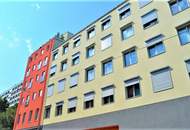 TOPGELEGENHEIT, Fernblick, 61 m2 Dachgeschoß mit 48 m2 Terrasse, Wohnküche, 1 Zimmer, Wannenbad, Parketten, Holbeingasse