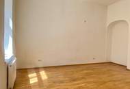 SANIERUNGSBEDÜRFTIGE HELLE WOHNUNG IM KLASSISCHEN ALTBAU