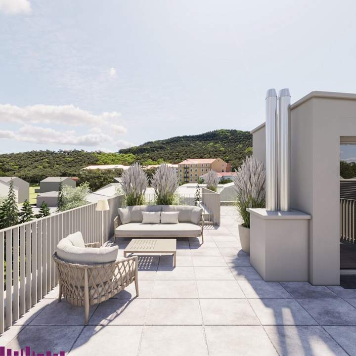 Abkühlen im hauseigenen Pool .... Ihre Traumwohnung mit Terrasse oder Garten und Fernblick Nähe Maurer Wald PROVISIONSFREI !!