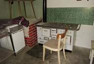 Sanierungsbedürftiges Einfamilienhaus mit diversen Nebenräumen!