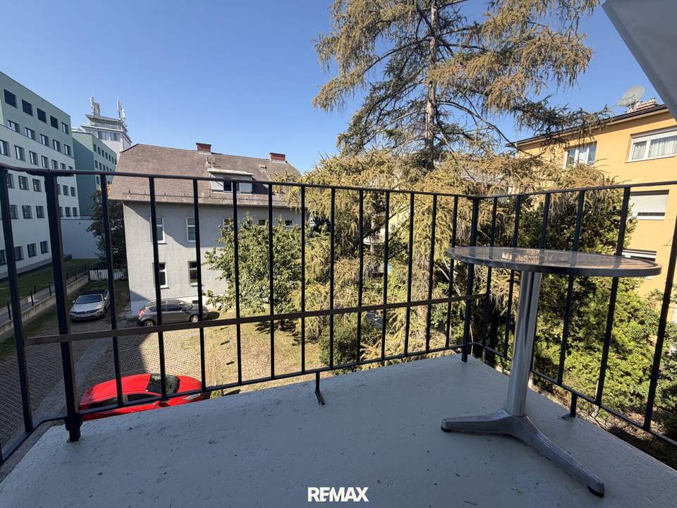 Wohnen mit Stil - sanierte 93 m² Altbauwohnung mit Parkplatz und Balkon