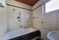 Entzückendes Haus, ebener Garten und viel Potential!