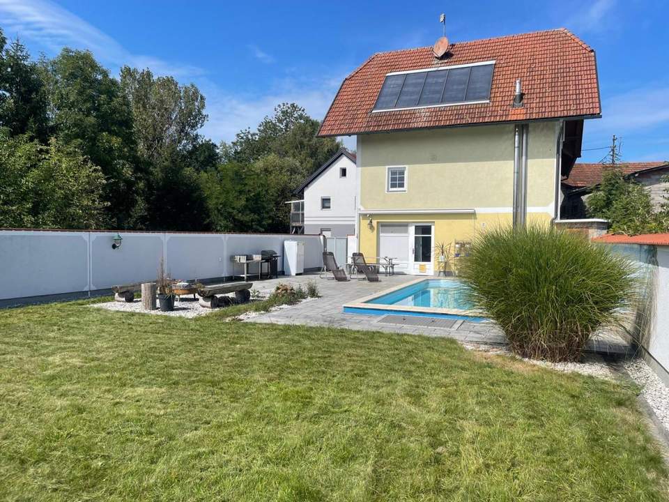 Großzügiges Familienhaus mit Pool in sonniger Lage