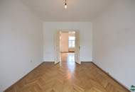 Schöner 2-Zimmer-Altbau mit hofseitigem Schlafzimmer und Balkon