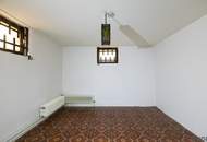 EIN- ODER ZWEIFAMILIENHAUS, gute Substanz, Modernisierungsbedarf