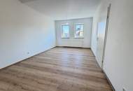 Wohnen mit Stil - sanierte 93 m² Altbauwohnung mit Parkplatz und Balkon