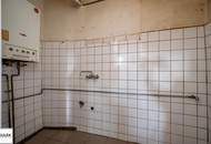 sanierungsbedürftiges Geschäftslokal im Souterrain – 72 m² Nutzfläche im Altbau mit straßenseitigem Zugang