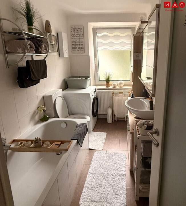 Wohn(t)raum gesucht? Hier gefunden! Diese helle und äußerst gepflegte 2-Zimmer-Wohnung vereint Wohnkomfort, Stil und eine ausgezeichnete Lage mit allem, was das tägliche Leben braucht!