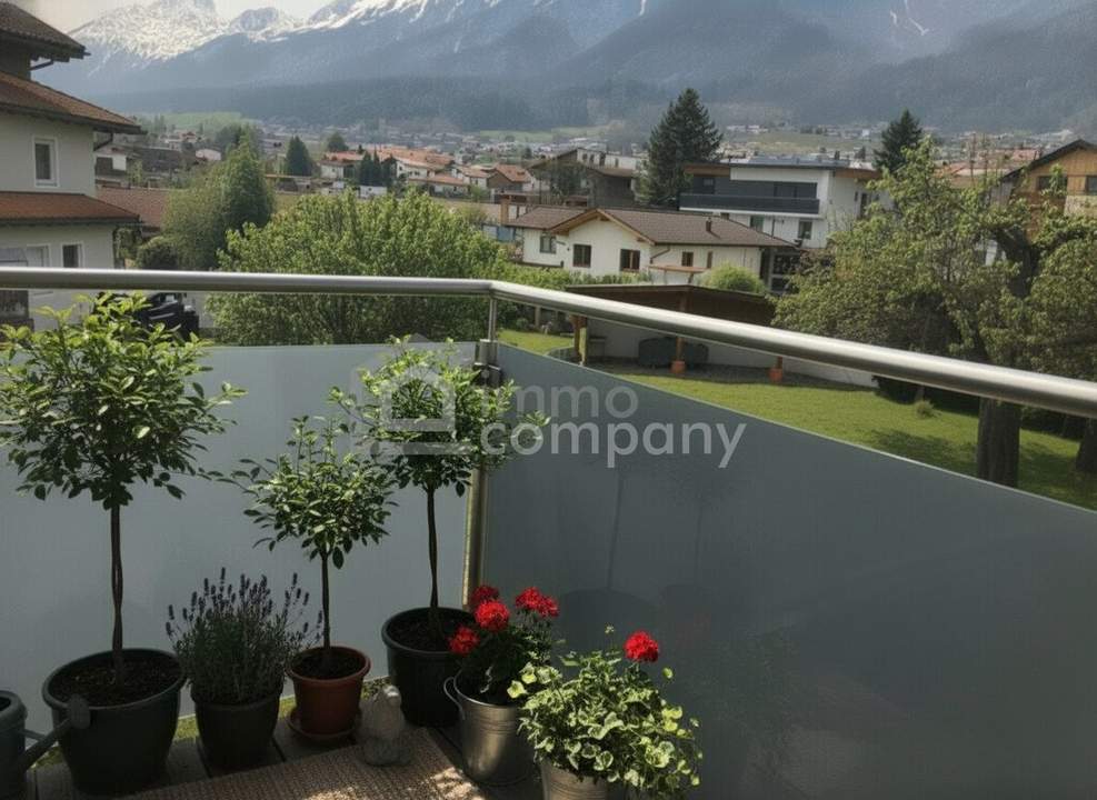 THAUR Neuwertige 2 Zimmerwohnung mit Balkon in schöner Aussichtslage