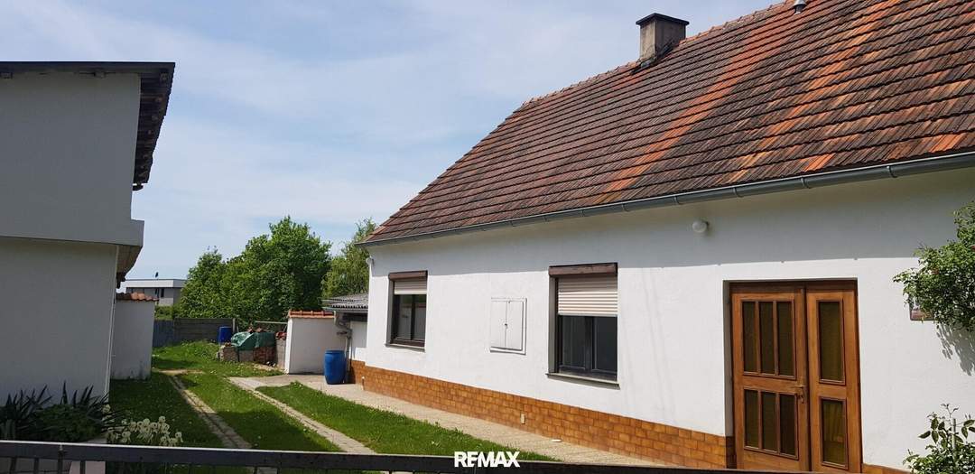 Einfamilienhaus mit Nebengebäuden und Garten