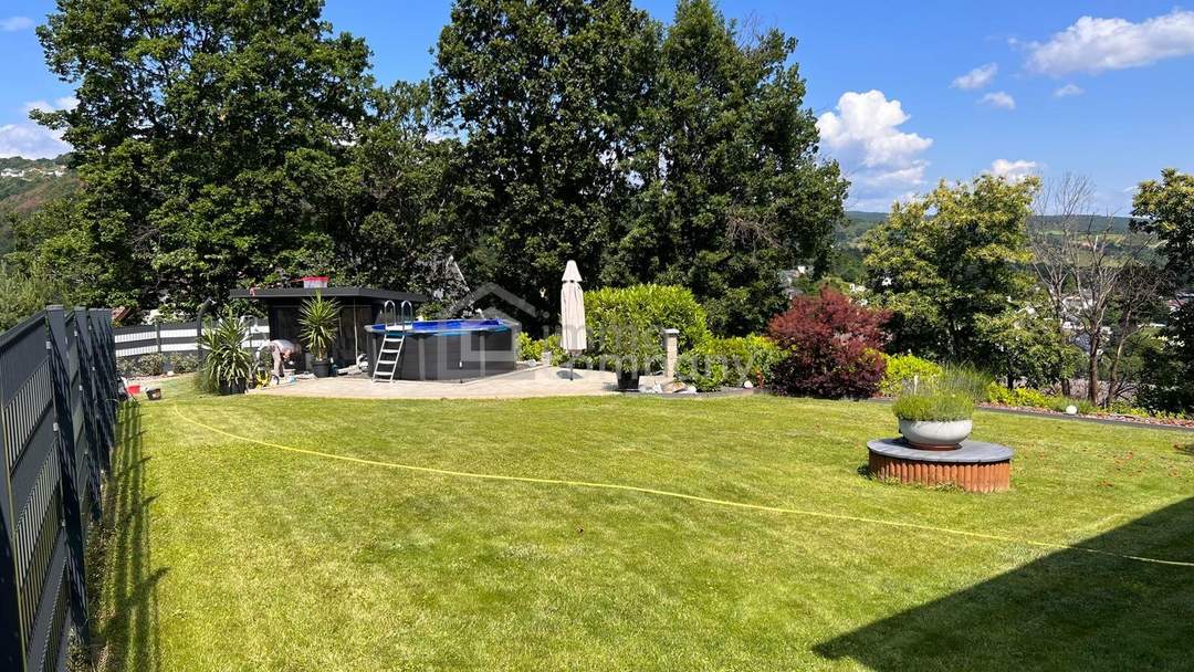 NATUR - RUHE - HERRLICHER AUSBLICK - Zwei Häuser, großer Garten, Doppelgarage!