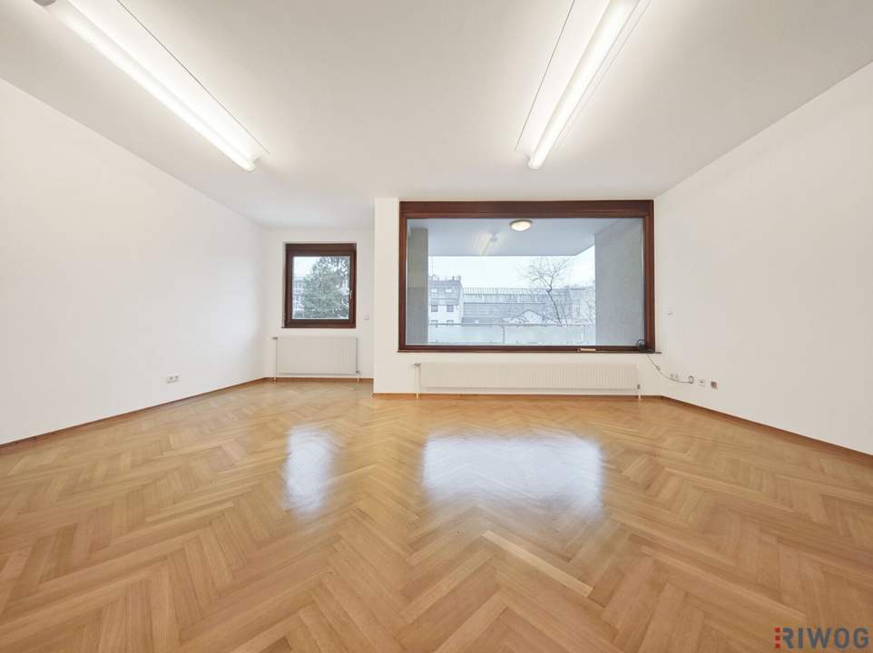 117m² Büro mit 4 - 5 Zimmern und Balkon | barrierefrei | alle Räume zentral begehbar