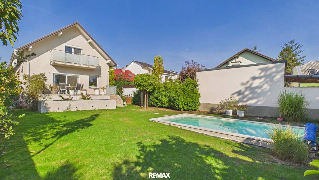 Einziehen & Wohlfühlen! Saniertes Einfamilienhaus mit Pool und Traumgarten