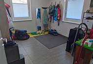 Neuwertiges, massives, freistehendes Einfamilienhaus mitten im Grünen mit hoher Lebensqualität und Wohnkomfort auf Baurechtsgrund - Kreditübernahme zu attraktivem Fixzins möglich
