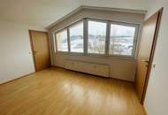 110 m² Dachgeschosswohnung mit Weitblick und Einbauküche; WG geeignet!