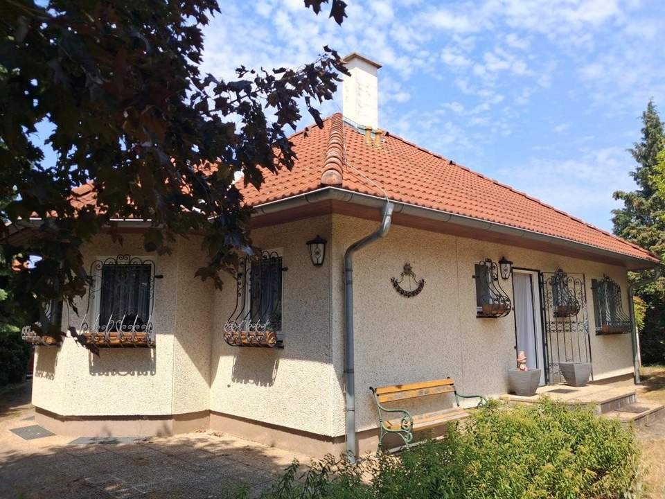 ''Komfortabel ausgestatteter Bungalow mit parkähnlichem Garten''