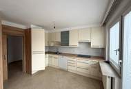 Klimatisierte Dachgeschosswohnung mit 4 Schlafzimmer und Garage // Air-conditioned attic apartment with 4 bedrooms and garage //