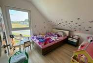 Modernes Wohnen im Grünen: Holzriegel-Einfamilienhaus mit Einliegerwohnung &amp; Traumblick auf 1.800m²