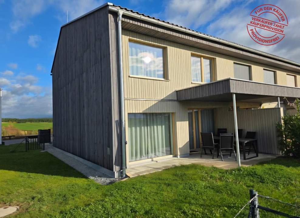 Modernes Plus-Energie-Reihenhaus in Massivholzbauweise