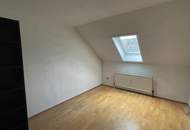 Miete: 2-Zimmer-Dachgeschosswohnung mit guter Anbindung