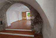 WOHN-UND GESCHÄFTSHAUS AUS DEM 16. JAHRHUNDERT IM HERZEN VON LANGENLOIS 100 m Kellerröhre, Nebengebäude, Innenhof, Geschäftslokale, usw.