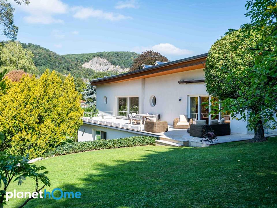 Luxuriöse Villa mit Indoor-Pool, großem Grundstück und nachhaltiger Technik