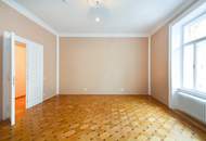 Großzügige Altbauwohnung mit kleinem Balkon in repräsentativen Stilaltbau