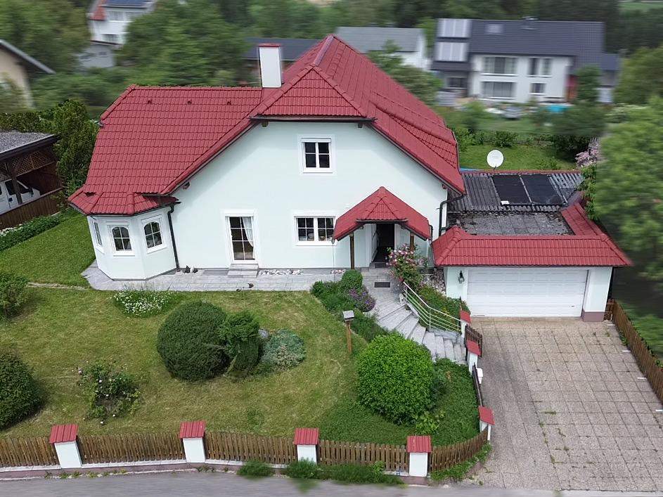 Landsitz in unmittelbarer Nähe zu Steyr mit großem Garten, Pool, Doppelgarage und Carport