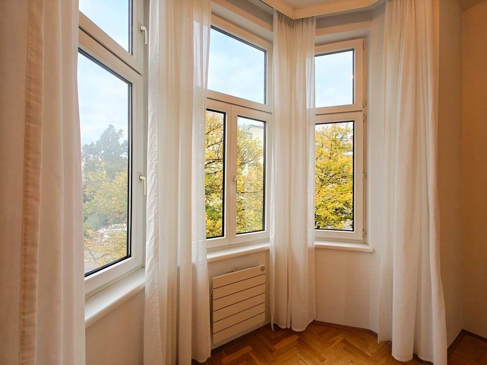 Nähe Hugo-Wolf-Park: Charmante Altbauwohnung mit Erker + Gegliederte Fassade + zentraler Grundriss + Familien- und WG-Geeignet