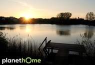 Den Sonnenuntergang betrachten und die Füße im See kühlen