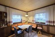 Geräumiges Stockhaus mit angebautem Laubengang und Garagentrakt