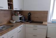 Einmaliges Angebot: preiswerte Starterwohnung mit Küchenablöse! Helle 1-Raum-Wohnung mit getrenntem Schlafzimmer im Erdgeschoß - ab Sommer verfügbar.