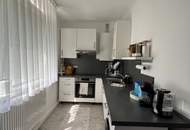 Helle, praktisch geschnittene 2-Raum-Wohnung in ruhiger und beliebter Lage von Wels – mit eigenem Parkplatz, durchdachter Ausstattung und entspannender grüner Aussicht!