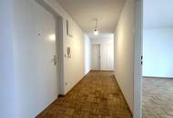 Großzügige und helle 2 Zimmer Wohnung im Dachgeschoss | ca. 63 m² | Klimaanlage | zzgl. PKW-Stellplatz | Friedrich Schiller-Straße
