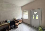 Sanierungsbedürftiges Mehrfamilienhaus mit großem Grundstück und hoher Bebauungsdichte