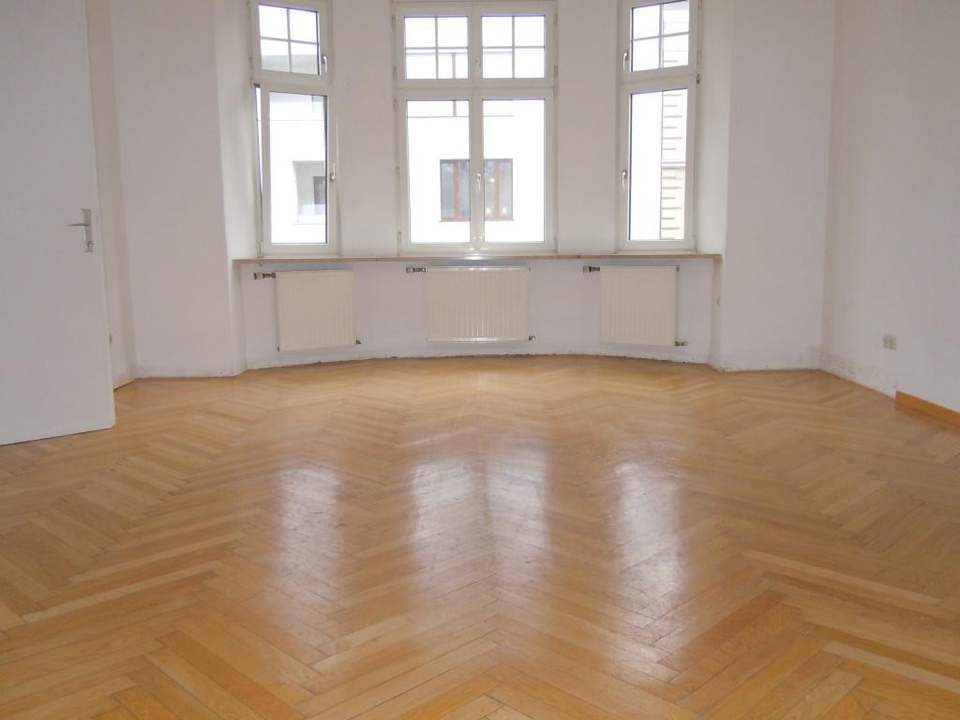Große 5-Zimmer-Wohnung mit Balkon - WG-tauglich - verfügbar ab November 2026
