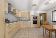 Schöner Privatwohnsitz mit großem Garten, 5 Schlafzimmern, 4 Bädern und Einliegerwohnung