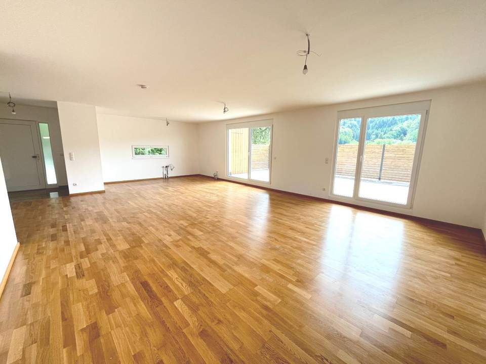 Top Gelegenheit! Für 1 Jahr die Betriebskosten geschenkt! Schöne, große 4 Zimmer Wohnung mit großer Terrasse. Provisionsfrei!