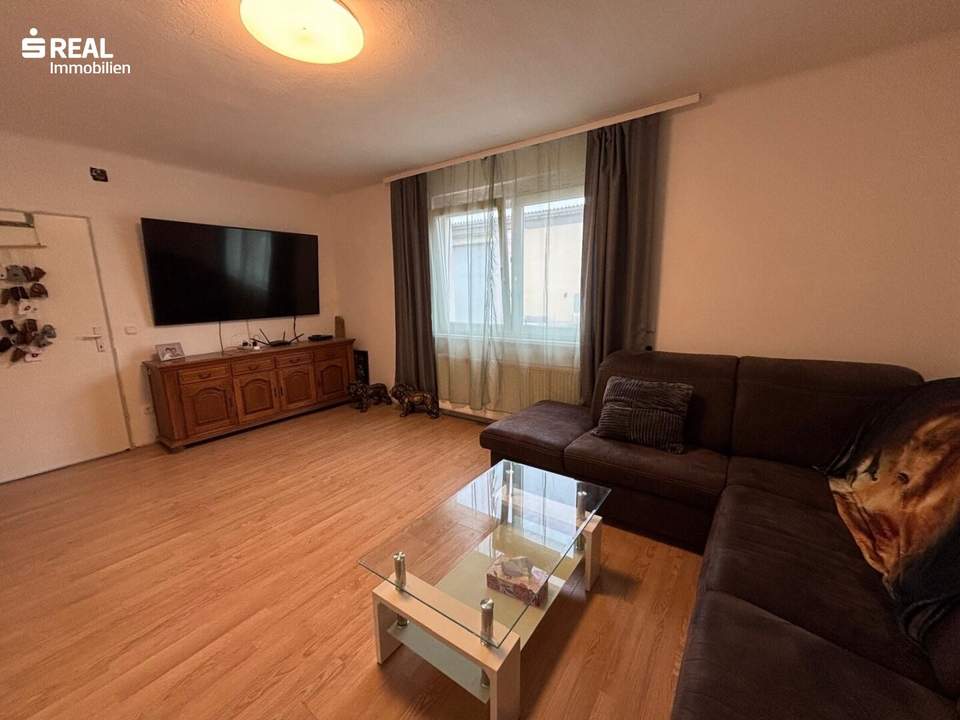 Einfamilienhaus mit Potenzial, Garagenplätzen und großen Nebengebäuden