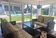 MODERNE ELEGANZ - GROSSZÜGIGER FAMILIENHIT MIT POOL UND POOLHAUS