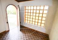 Großes Eckgrundstück mit renovierungsbedürftigem Haus!