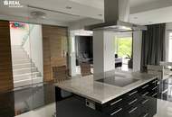 Luxuriöses Wohnen: Designhaus mit Garten, Pool und geräumiger Garage