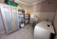 Tolles Zweifamilienhaus mit Einliegerwohnung, sonniger Terrasse, Keller, Doppelgarage und Pool!