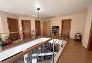Tolles Zweifamilienhaus mit Einliegerwohnung, sonniger Terrasse, Keller, Doppelgarage und Pool!