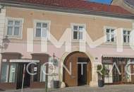 WOHN-UND GESCHÄFTSHAUS AUS DEM 16. JAHRHUNDERT IM HERZEN VON LANGENLOIS 100 m Kellerröhre, Nebengebäude, Innenhof, Geschäftslokale, usw.