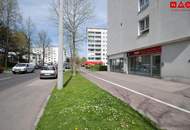 Geschäfts-/Büro-/Ordinationsfläche mit XL-Schaufenstern u. mit Umsatzpotential - 1A Preis-/Leistung, direkt neben dem (Vital-)Zentrum Muldenstraße!